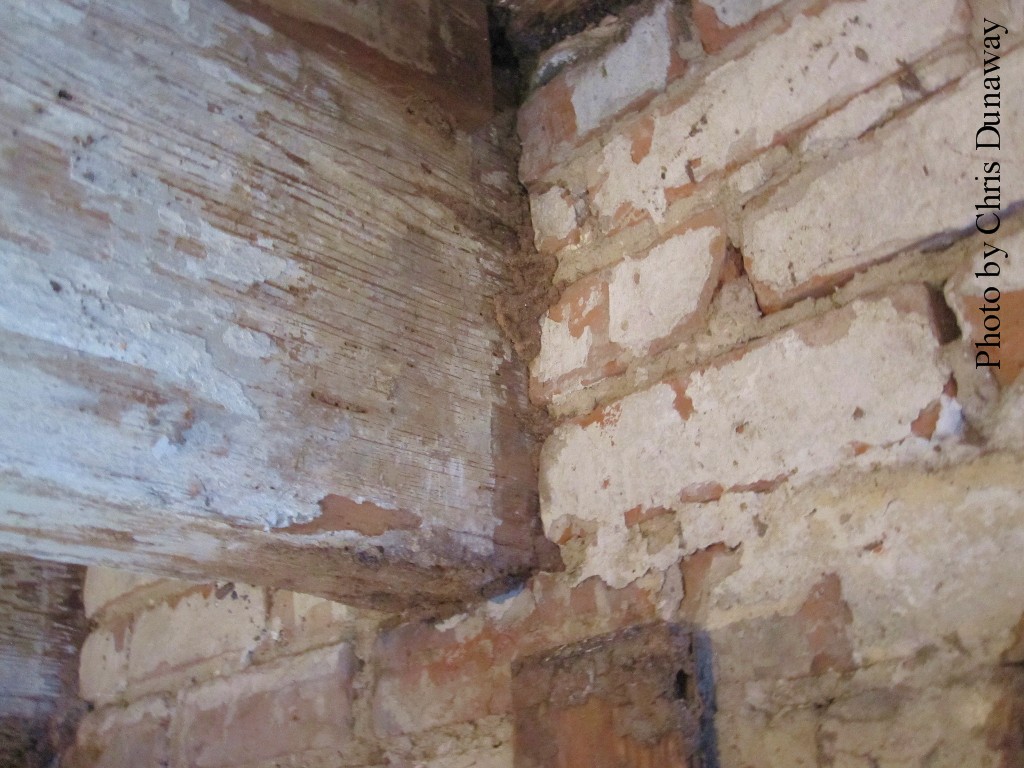 Floor joists set in wall pockets