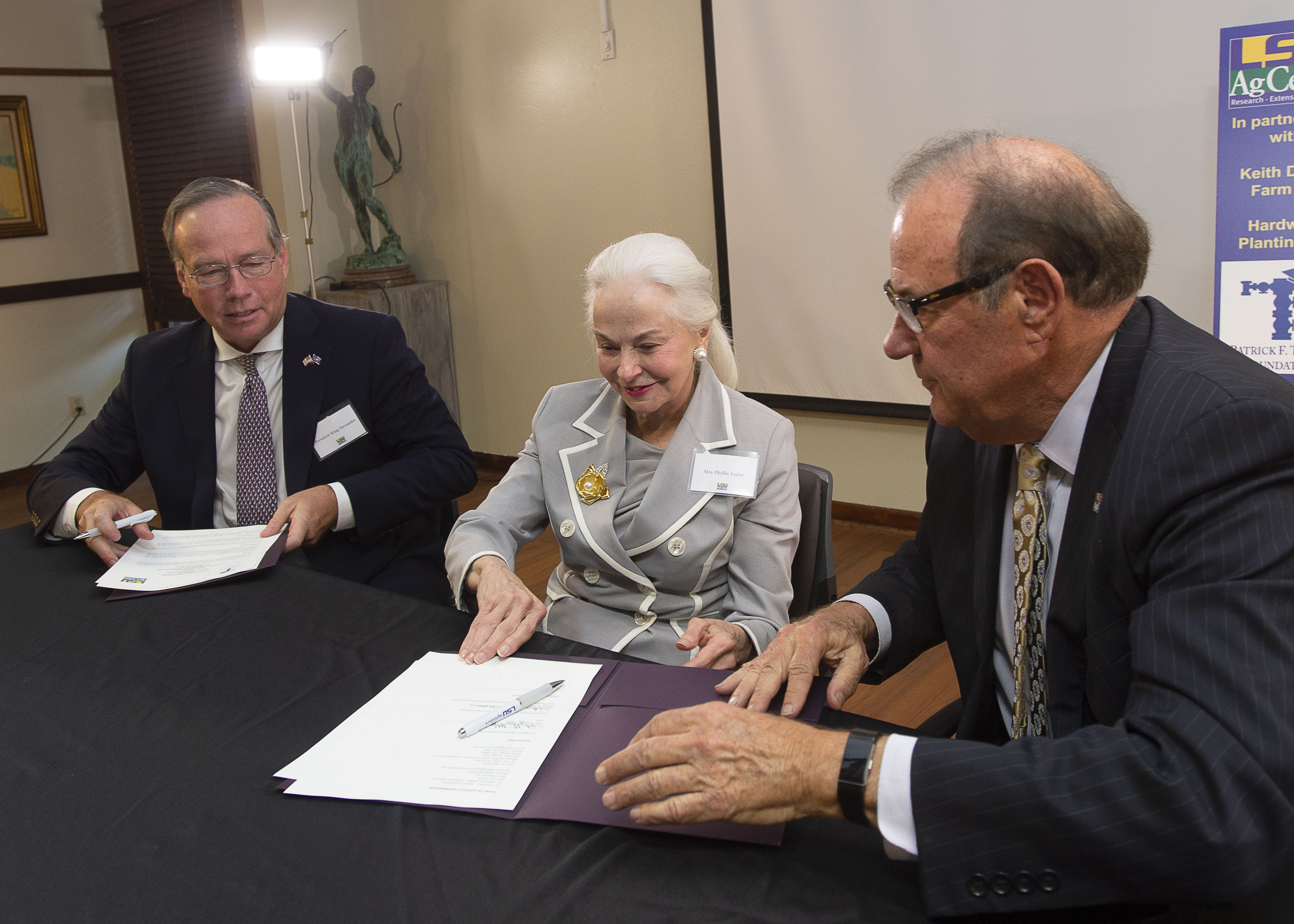Taylorgrantsigning.jpg thumbnail