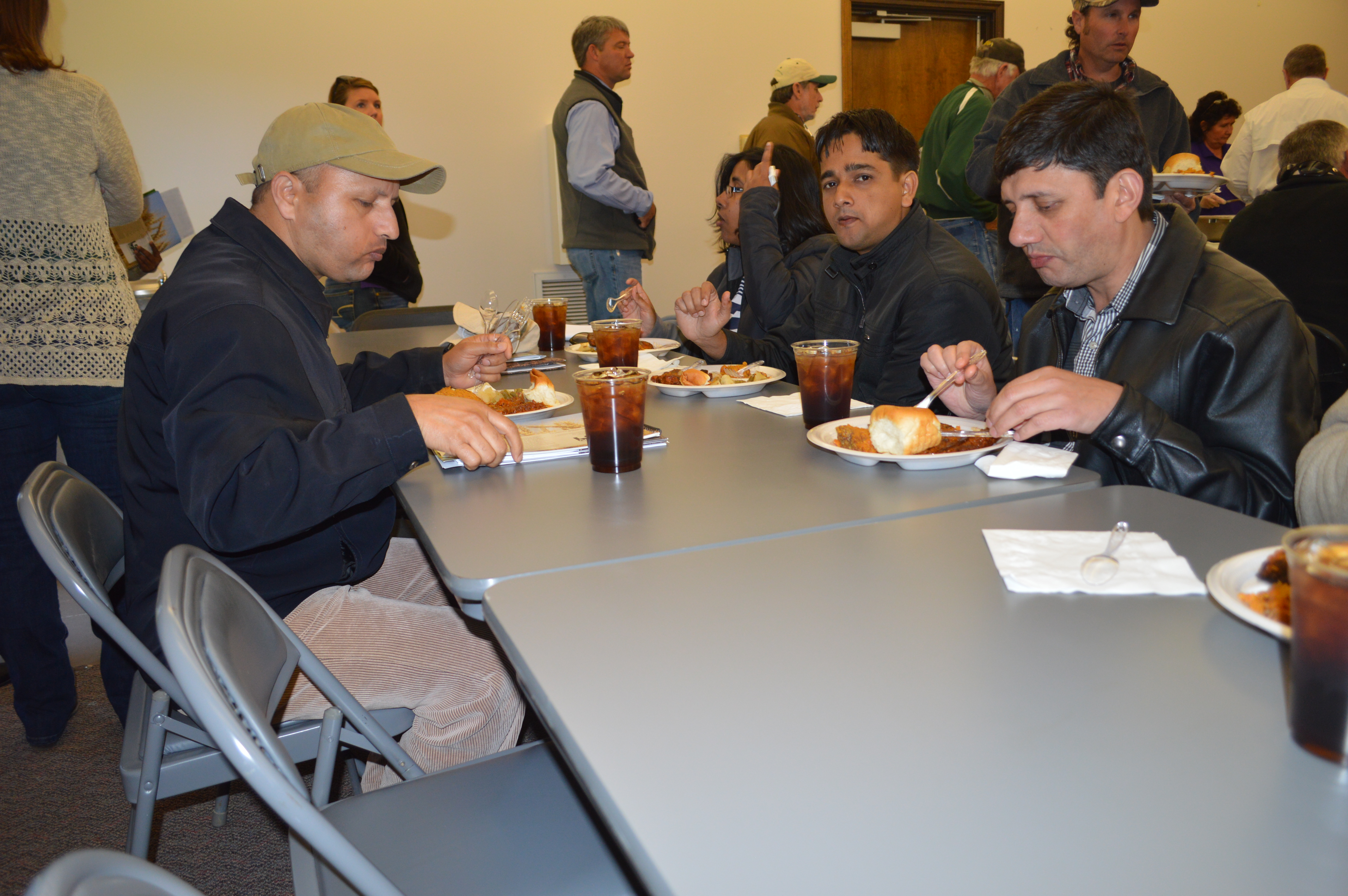 Members eat lunch.