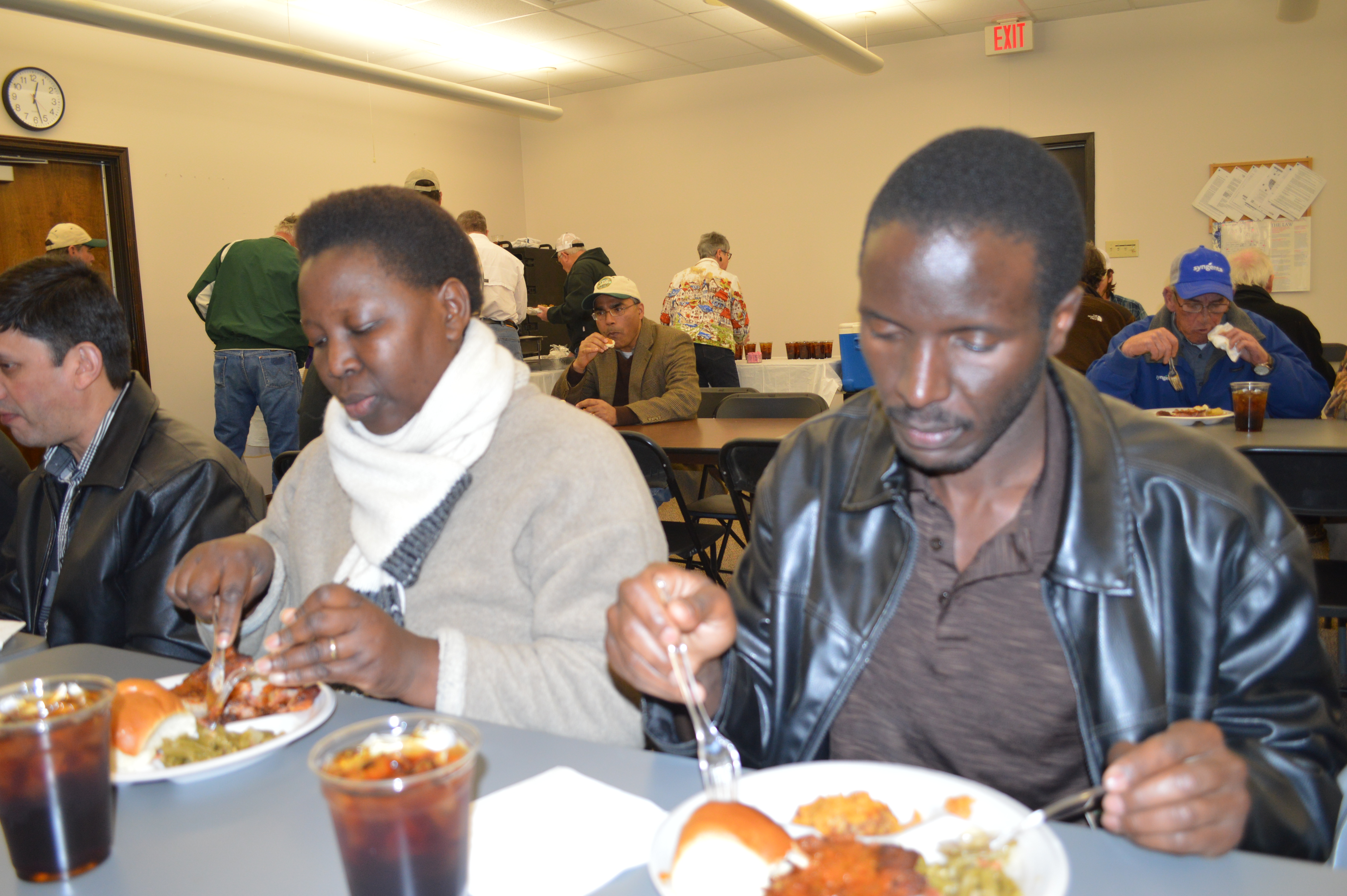 Members eat lunch.