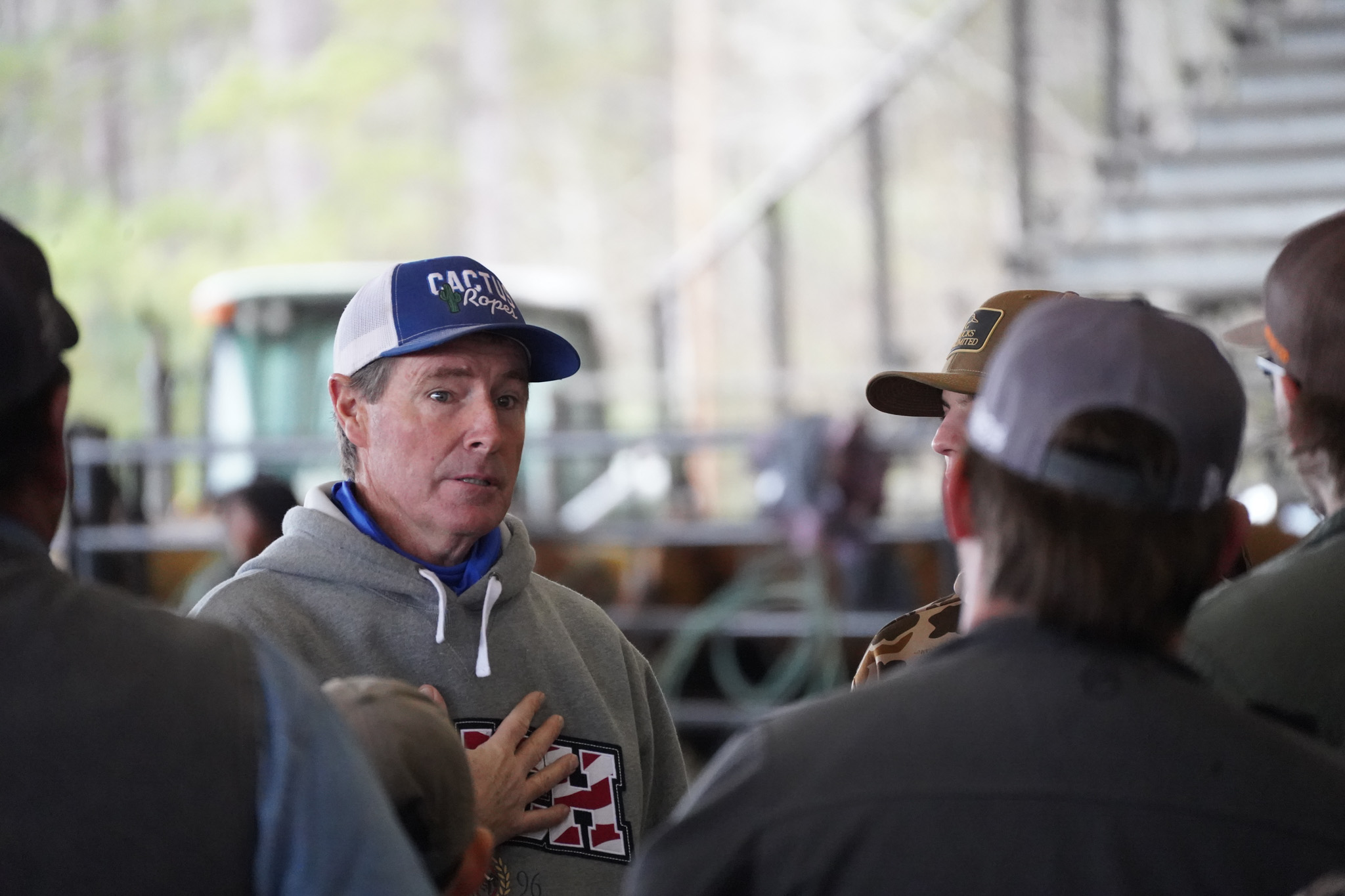 Matt Sherwood speaks to a group of ropers.