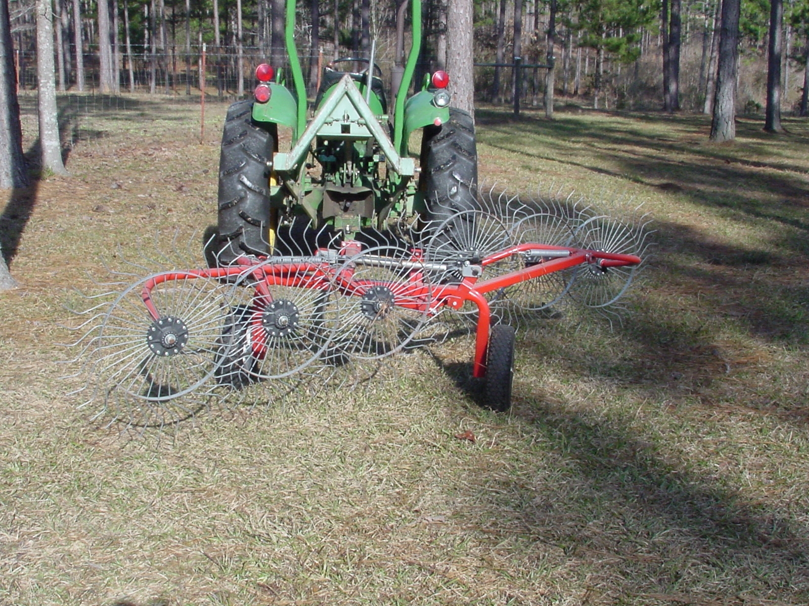 Wheel-type pine straw rake