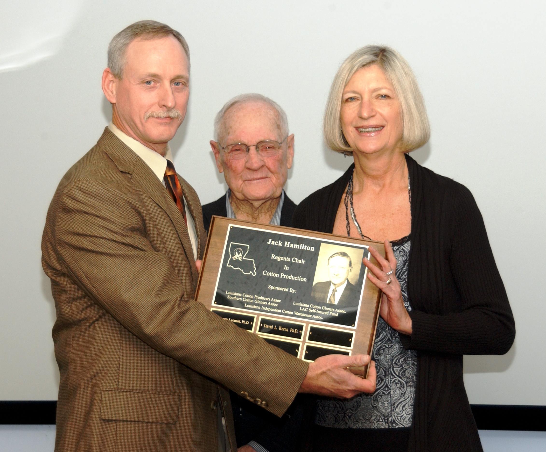 AgCenter entomologist David Kerns named to Jack Hamilton Chair in Cotton Production