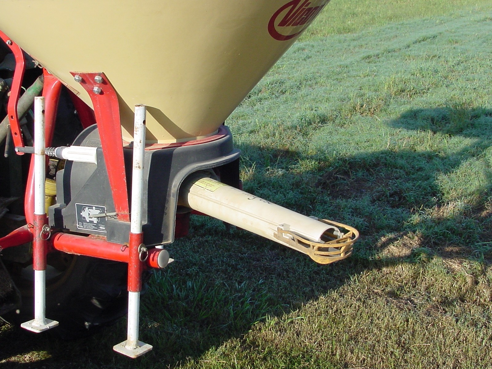 spout on pendulum spreader