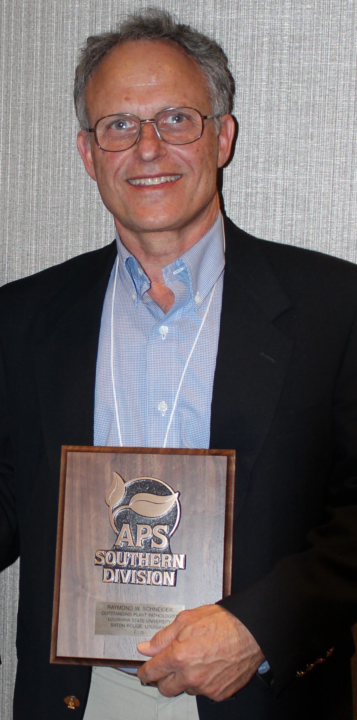 Schneider receives American Phytopathological Society award