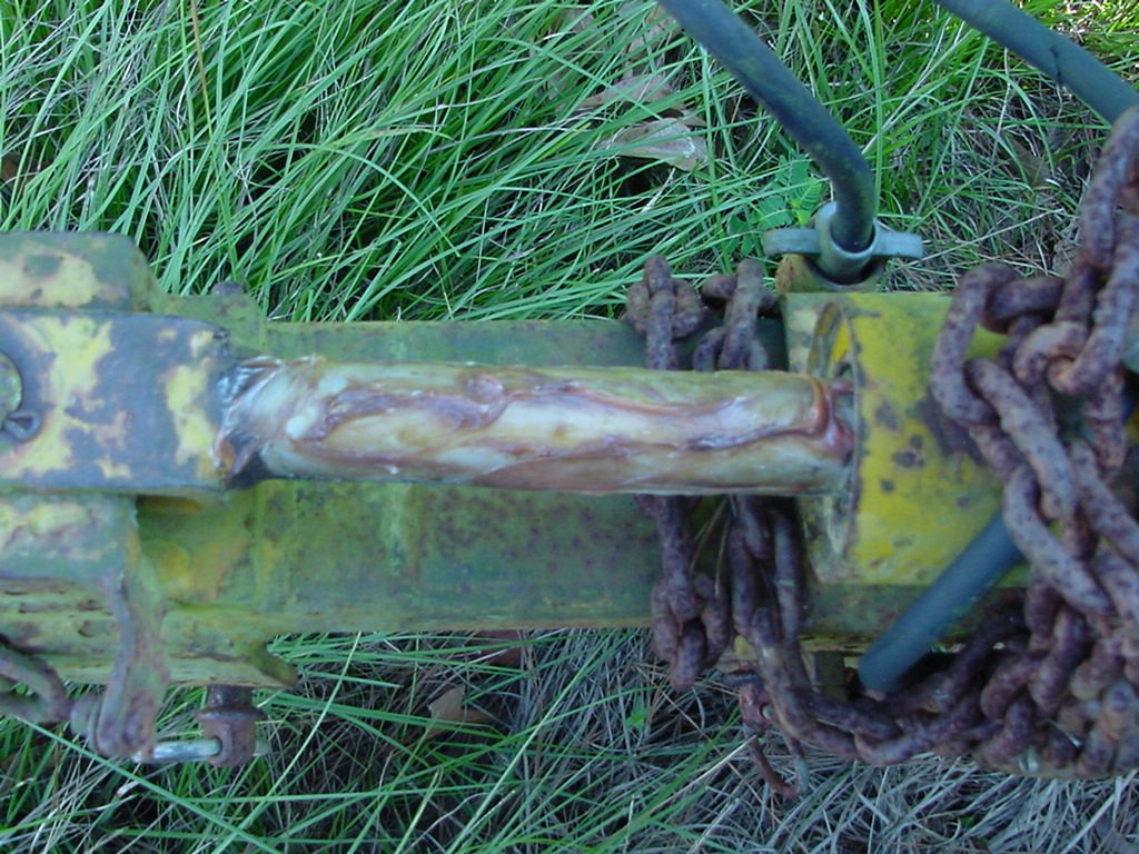 protecting hyrdraulic cylinder rod with grease